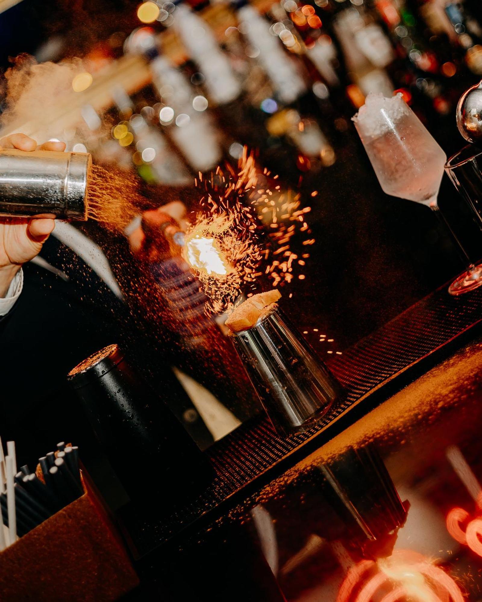 Fontecruz Lisboa Hotel Exterior foto A bartender using a cocktail gun to make a flaming shot