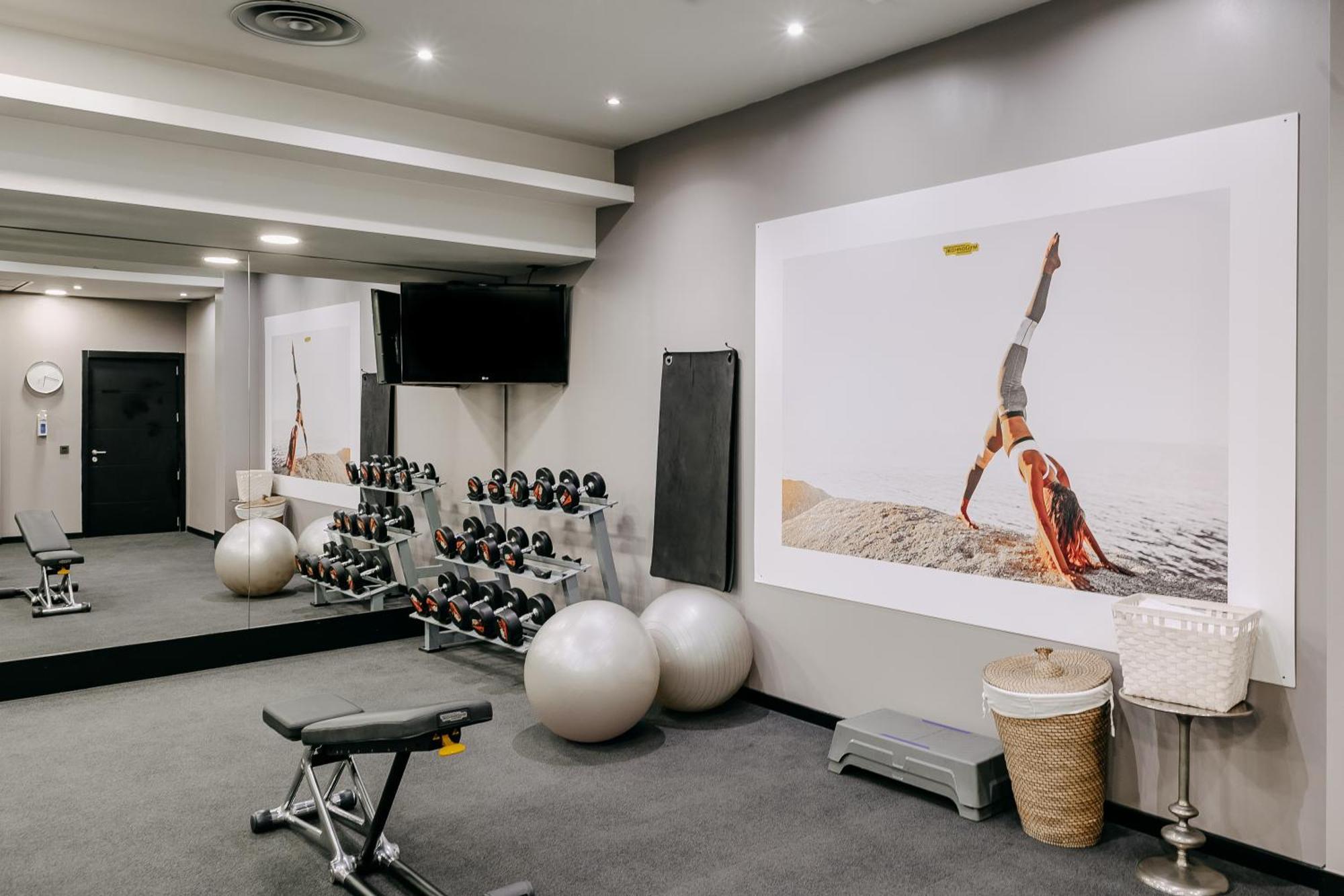 Fontecruz Lisboa Hotel Exterior foto The gym at the hotel